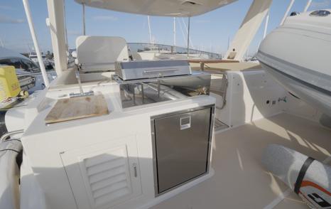 Fleming-60-flybridge-wet-bar