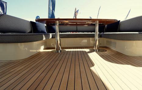 Palm-Beach-PB85-Sedan-Review-hi-lo-table