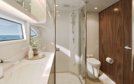 Riviera 6200 Sport Yacht Platinum Edition en suite with glass shower 