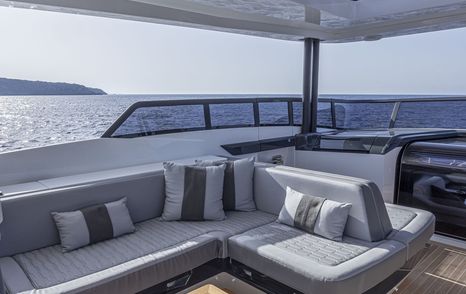 Pearl-82-flybridge-seating