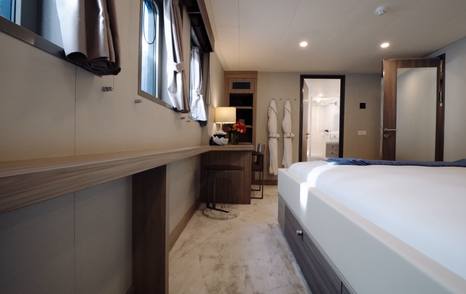 Damen-YS-53-Review-VIP-cabin-desk