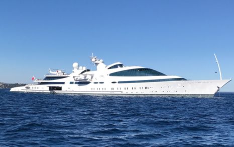 Superyacht Yas under way 