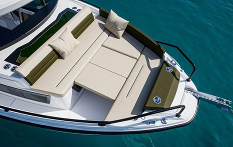 Rendering of Jeanneau EX 34 Hard Top boat foredeck with white sunpads 