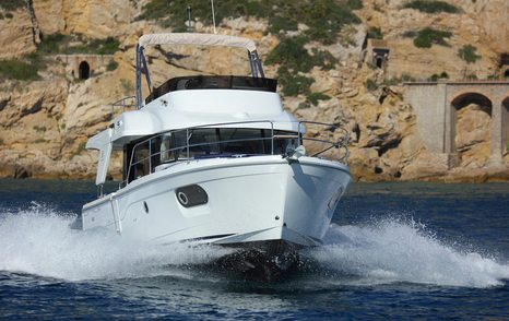 semi-displacement yacht Beneteau Swift Trawler 35 running shot