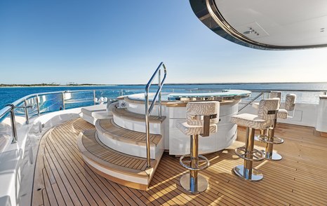 Superyacht Contigo sundeck jacuzzi
