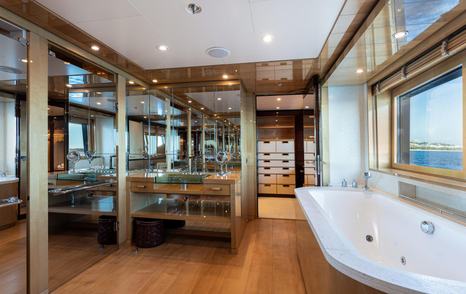 Superyacht Were Dreams master cabin ensuite 