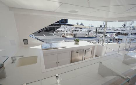 Gulf-Craft-Majesty-140-Review-sundeck-bar