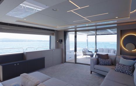 Sunseeker-88-Yacht-salon-view-out