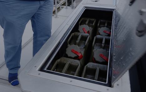 Arksen-85-Review-cockpit-storage