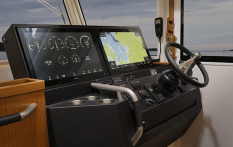 Sargo 45 interior helm position