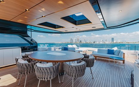 Mangusta-Oceano-44-sundeck-dining