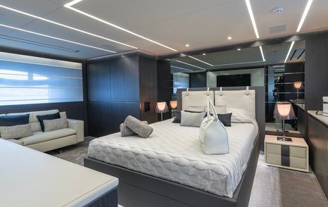 Pershing motor yacht Aldebaran III master cabin with sofa 