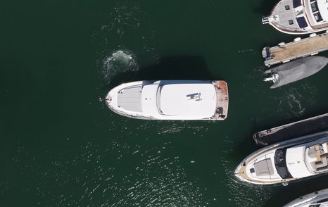 Sirena 48 turning in marina during first berthing attempt