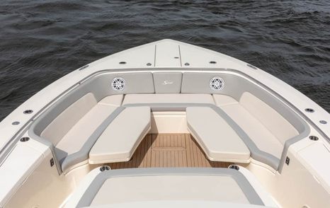 Scout-530-LXF-foredeck-U-shaped-seating