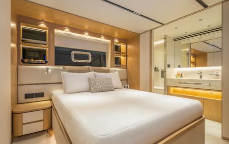Seventh Horizon FD110 motor yacht VIP cabin