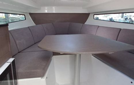 Beneteau-Flyer-8-seating-and-berth