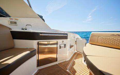 Sea-Ray-Sundancer-320-main-deck-wet-bar