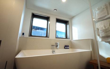 Damen-YS-53-Review-VIP-cabin-ensuite