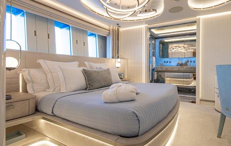 Superyacht Oceanbird's bedroom