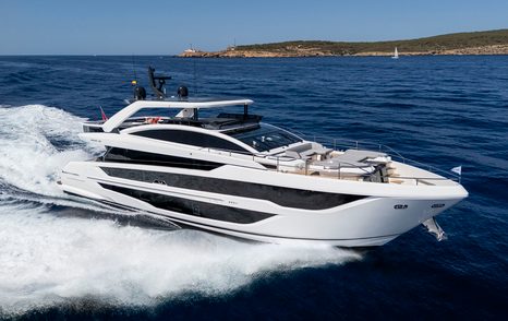 Pearl Yachts Pearl 82 motor yacht underway at speed