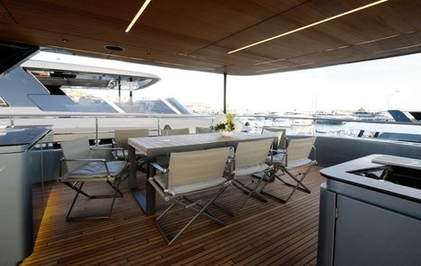 Sunreef Ultima 88 flybridge dining area with wet bar beneath the hardtop