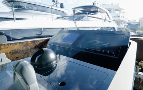 Sanlorenzo SHE helm displays with IPS joystick and adjustable screens