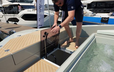 De Antonio D60 foredeck hidden crew access