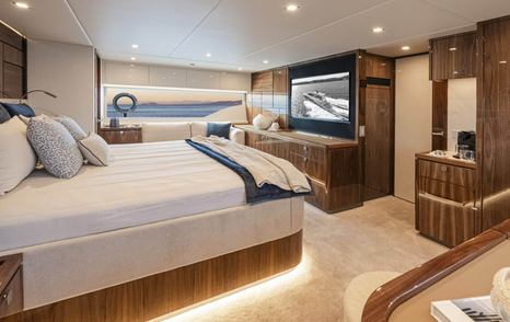 Riviera-6800-Sport-Yacht-Platinum-owner-cabin