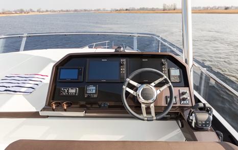 Galeon-640-Fly-flybridge-helm-dash