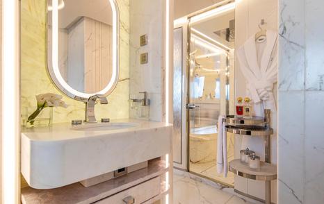 Superyacht Oceanbird's ensuite