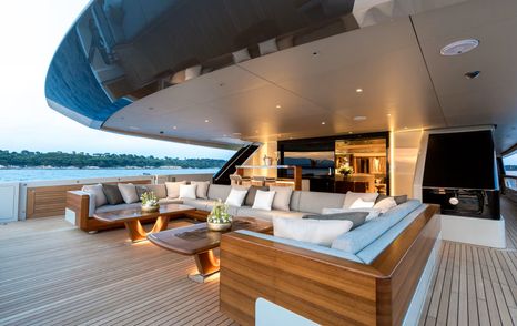 Tankoa superyacht Vertige aft deck lounge 