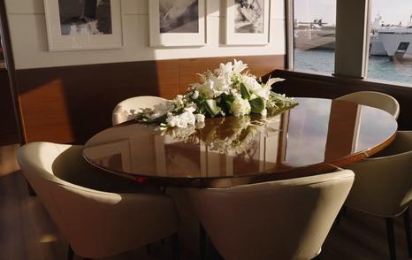 Grand-Banks-GB85-Skylounge-saloon-dining-table
