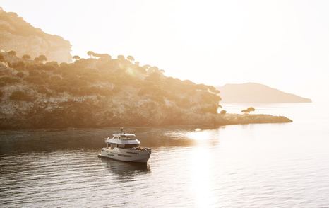 Outer-Reef-Yachts-780-Adventure-Review-at-anchor