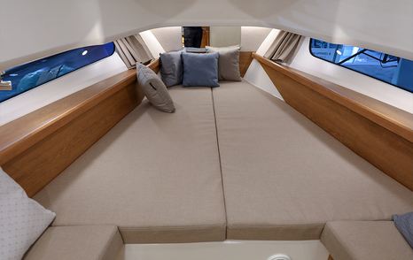 Nimbus-T11-lower-deck-berth