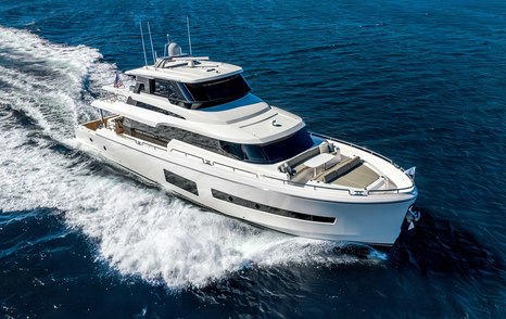 Horizon V77s motor yacht under way 