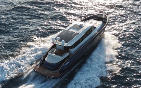 Solaris-Power-60-Coupe-Review-sea-trial-aerial-view-showing-hull-shape-and-wake