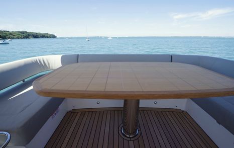 Absolute-47-FLY-Review-flybridge-seating