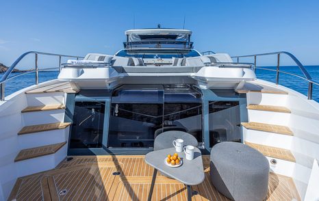 Aft deck of Pearl 82