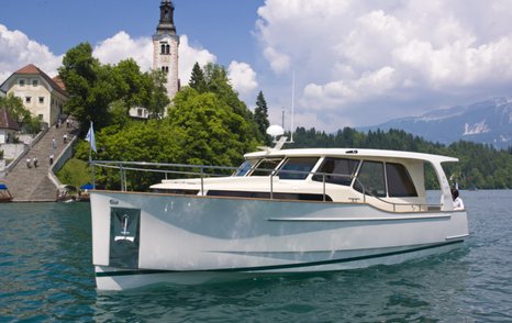 inland boating motor yacht