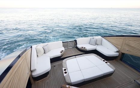 Lazzara-LSX67-Review-aft-deck-beach-club