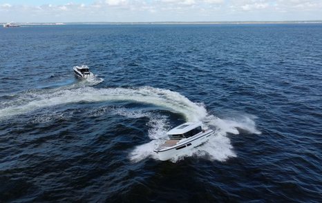 Wellcraft 38 Explorer vs Quarken 35: DRAG RACE & Agility Test peeling off