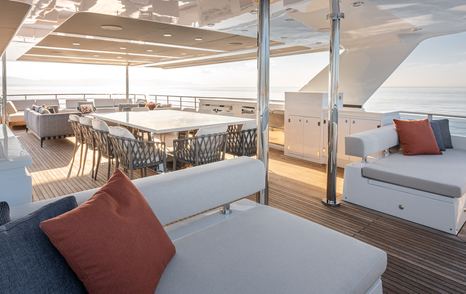 Explorer yacht Mitan flybridge seating 