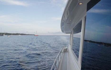 Grand-Banks-GB85-Skylounge-sidedeck