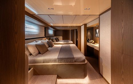Invictus ST550 motor yacht cabin