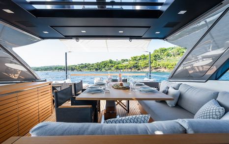 Motor yacht Fitline flybridge with shaded alfresco dining