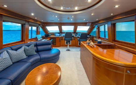 B happy helm station with lounge