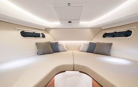 Nimbus-305-Coupé-owner-cabin-v-berth