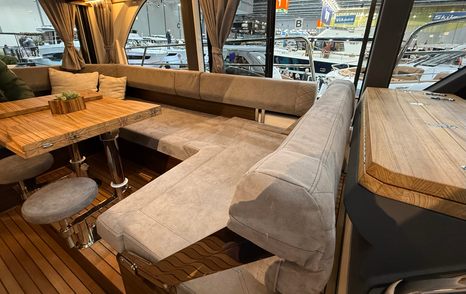 Marex-440-Scandinavia-Review-saloon-dinette-table