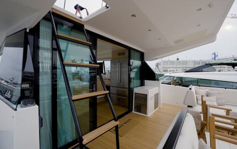 Delta-Powerboats-72-Review-cockpit-ladder