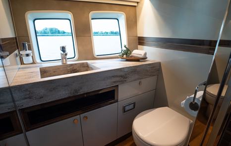 Zeelander 5 yacht ensuite with windows 